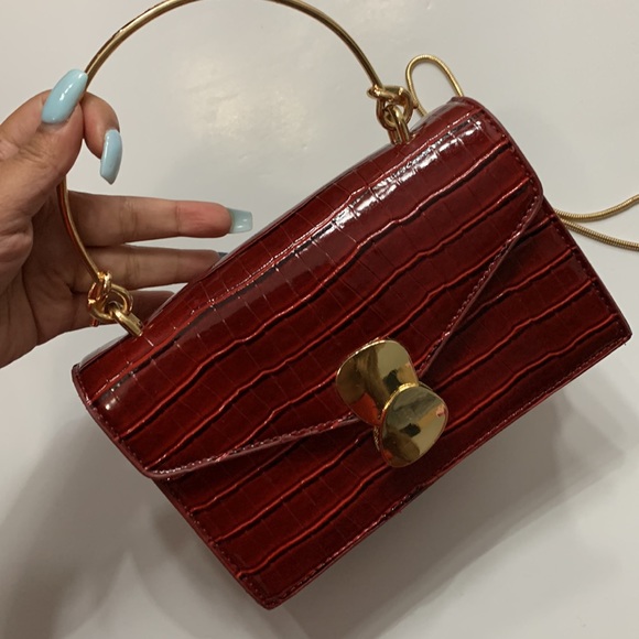 Women's Faux Crocodile Skin Crossbody Bag - Picture 5 of 8